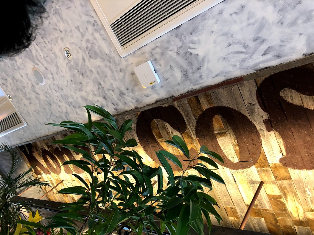 コナズ珈琲看店内　天井のデザイン