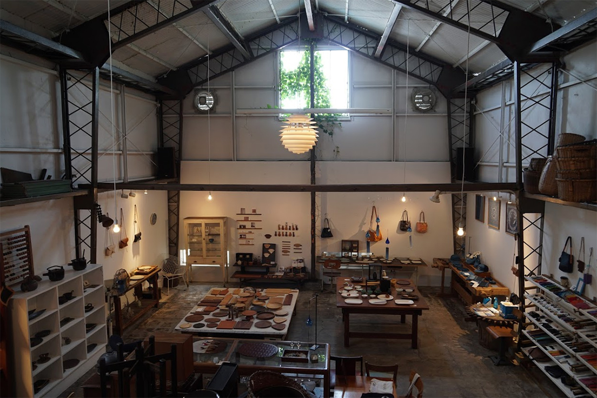 湘南ビール|熊澤酒造　雑貨店　倉庫がショップになっています