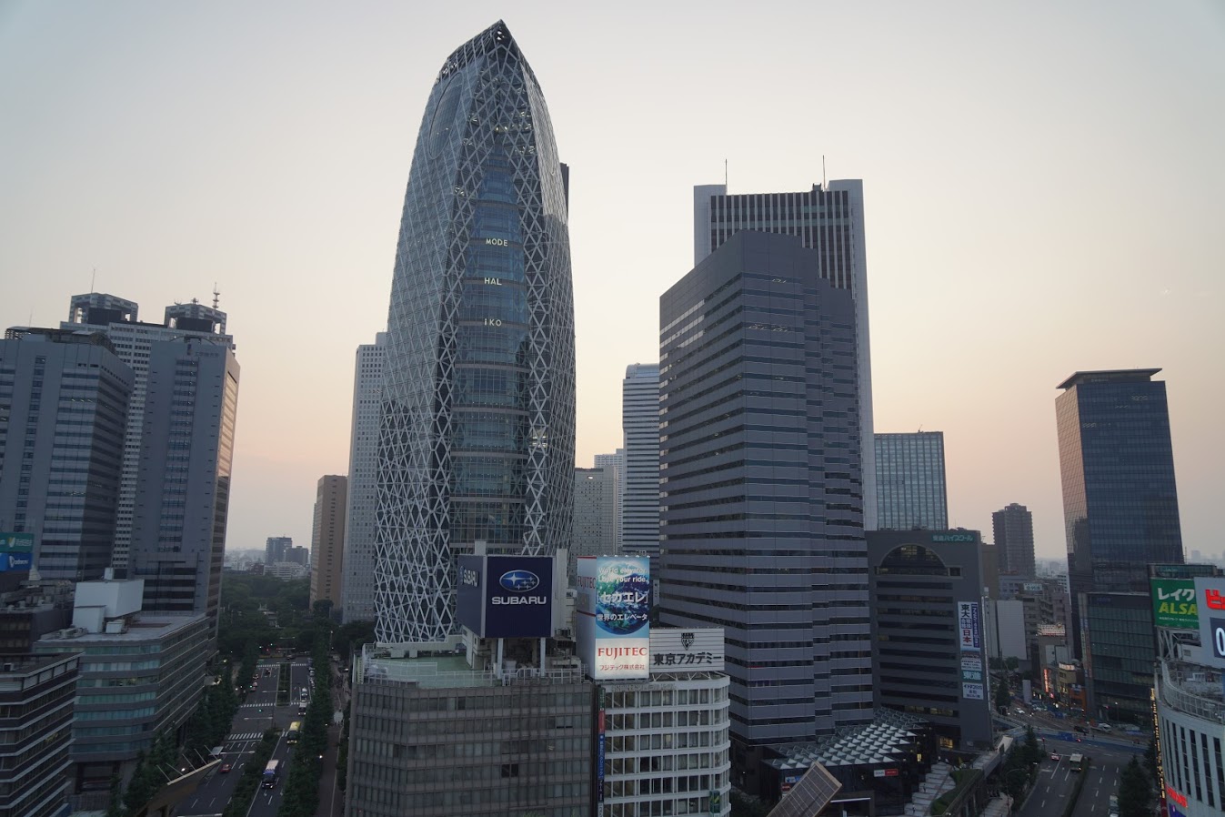 新宿 なだ万賓館~一休レストランで予約 まだ明るいです。