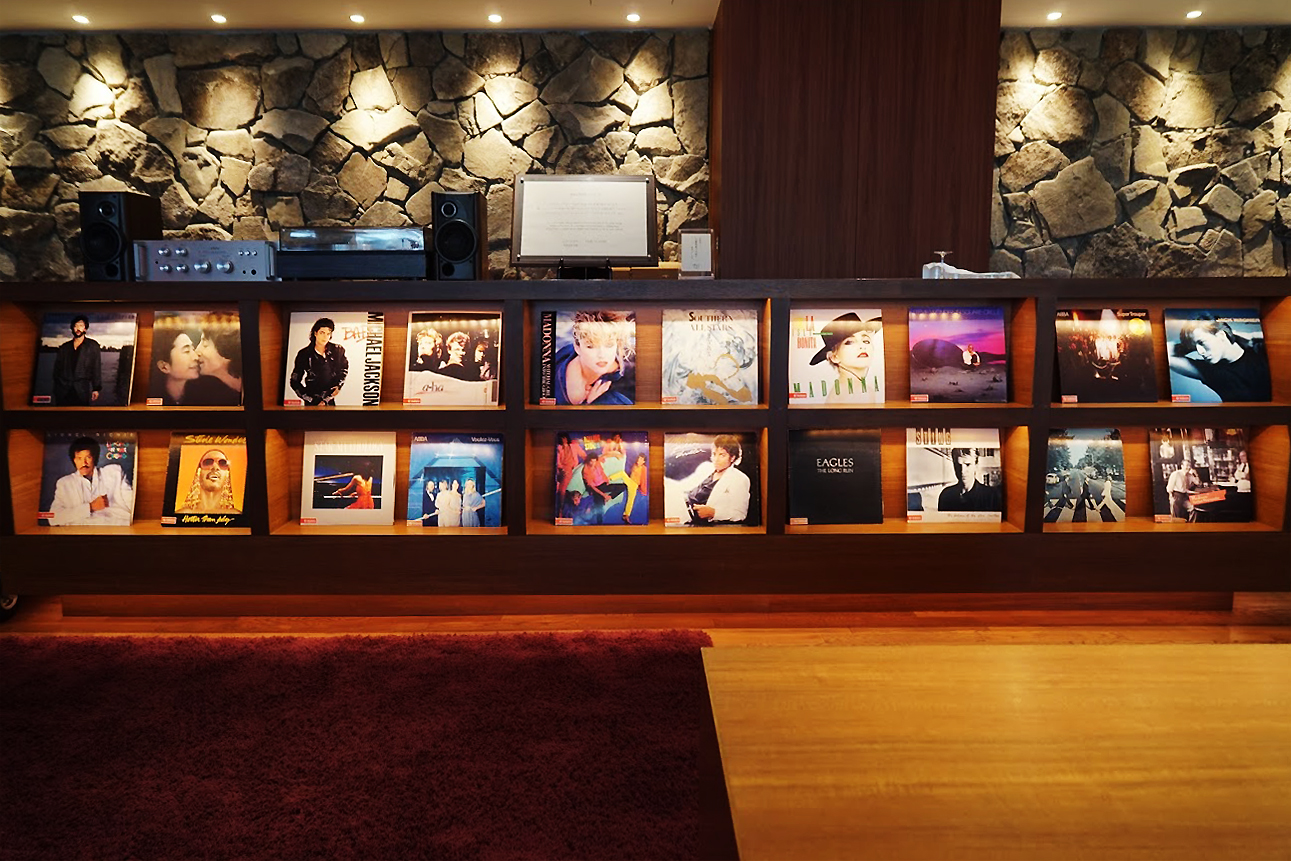 NEMU　RESORTでグランピングディナー! ロビー　レコードが陳列