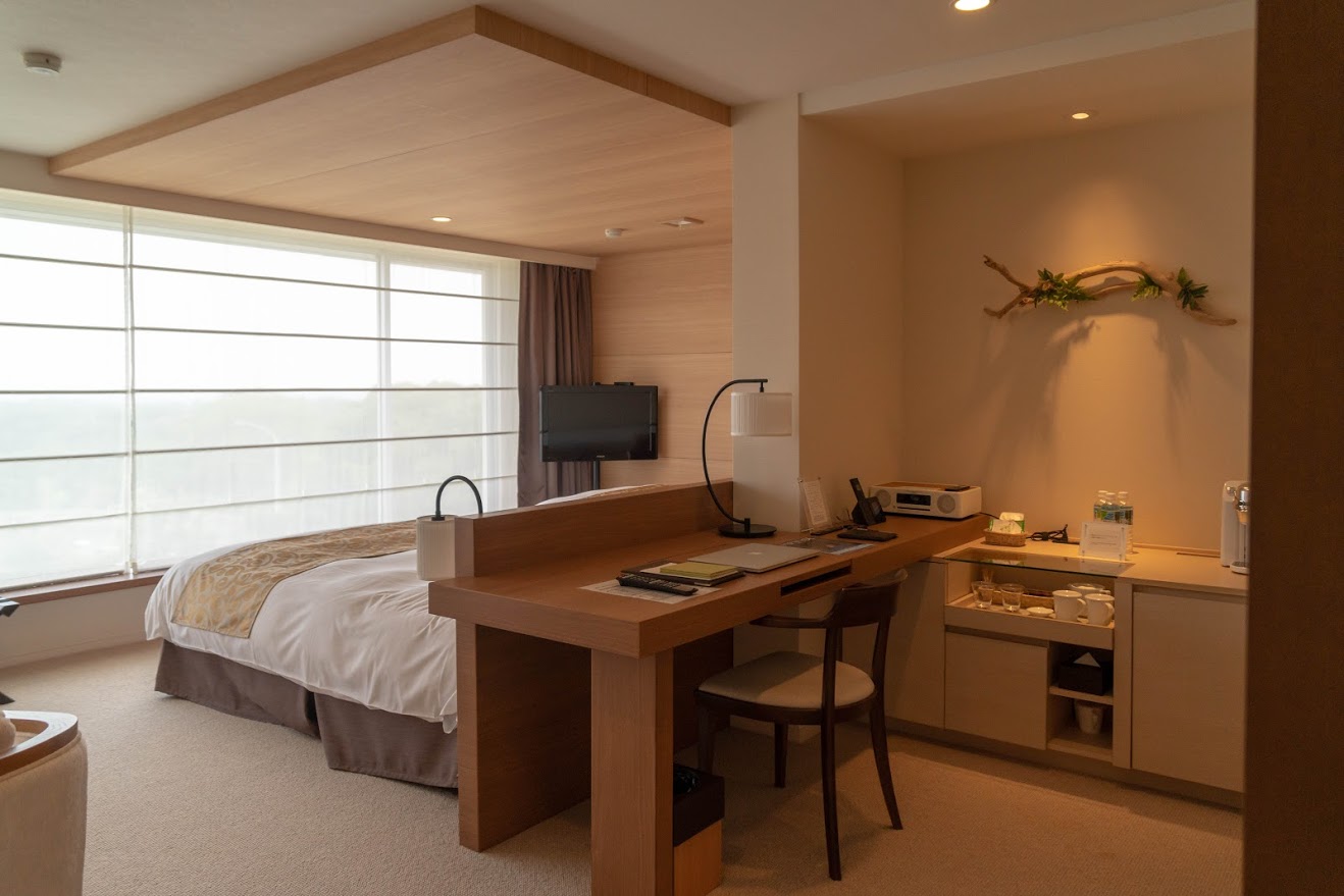 alt="NEMU　RESORTでグランピングディナー! プレミアデラックスルーム　入口付近　デスク"