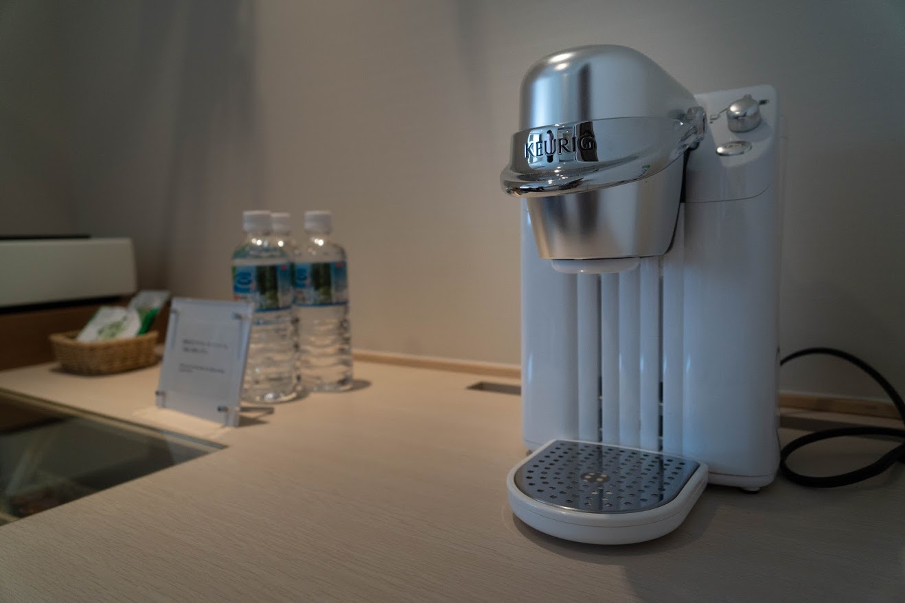 alt="NEMU　RESORTでグランピングディナー! プレミアデラックスルーム コーヒーメーカー"