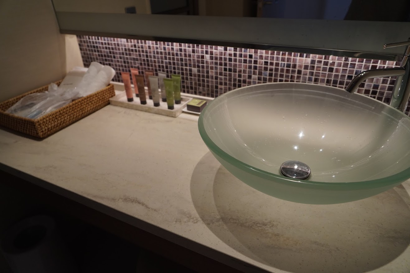 alt="NEMU　RESORTでグランピングディナー! プレミアデラックスルーム　洗面所　アメニティもおしゃれです"