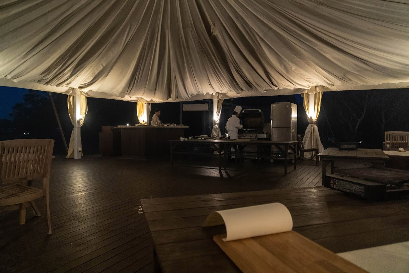 NEMU RESORT お肉を調理中