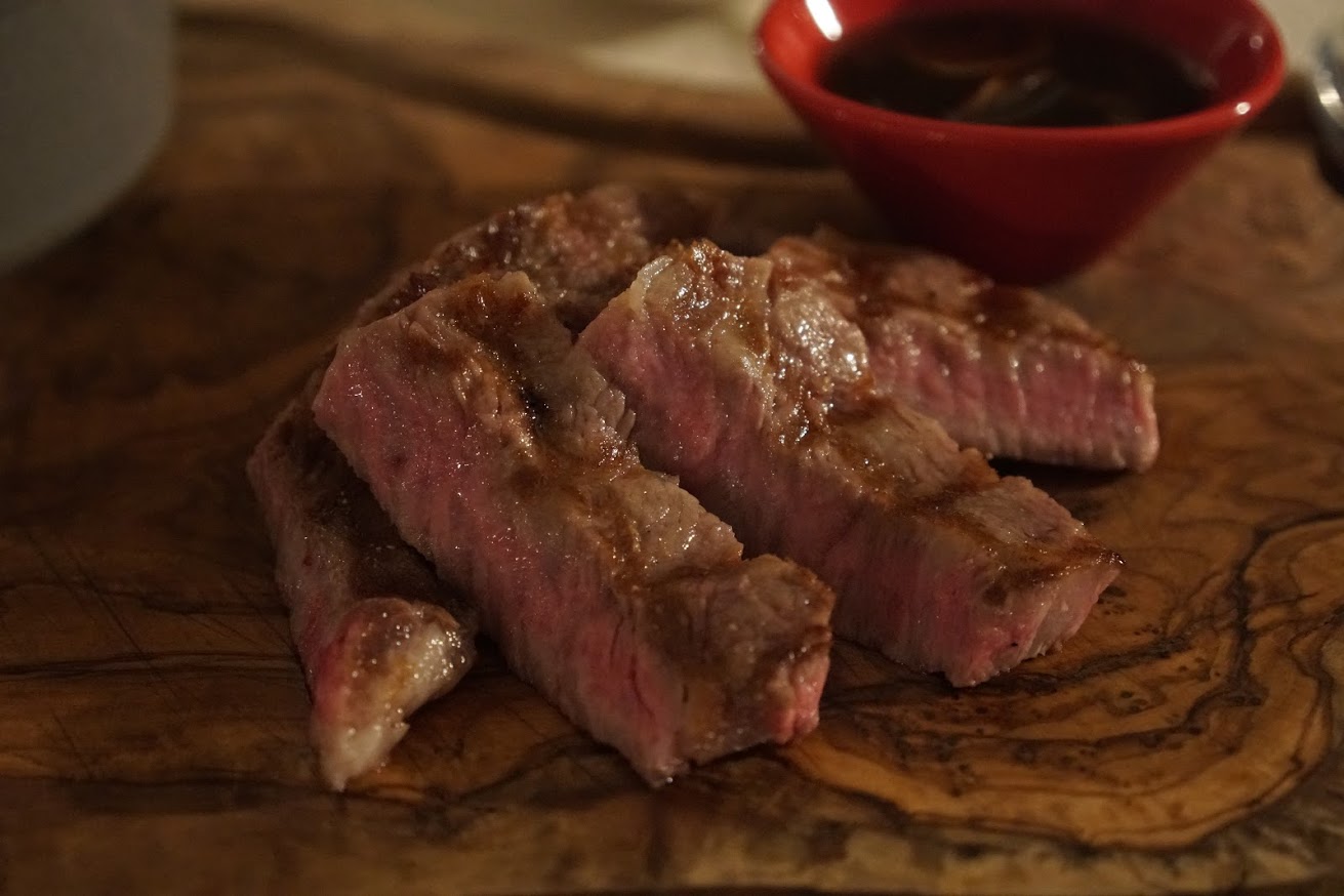 NEMU RESORT グランピングディナー　和牛リブロースの網焼き　アップ