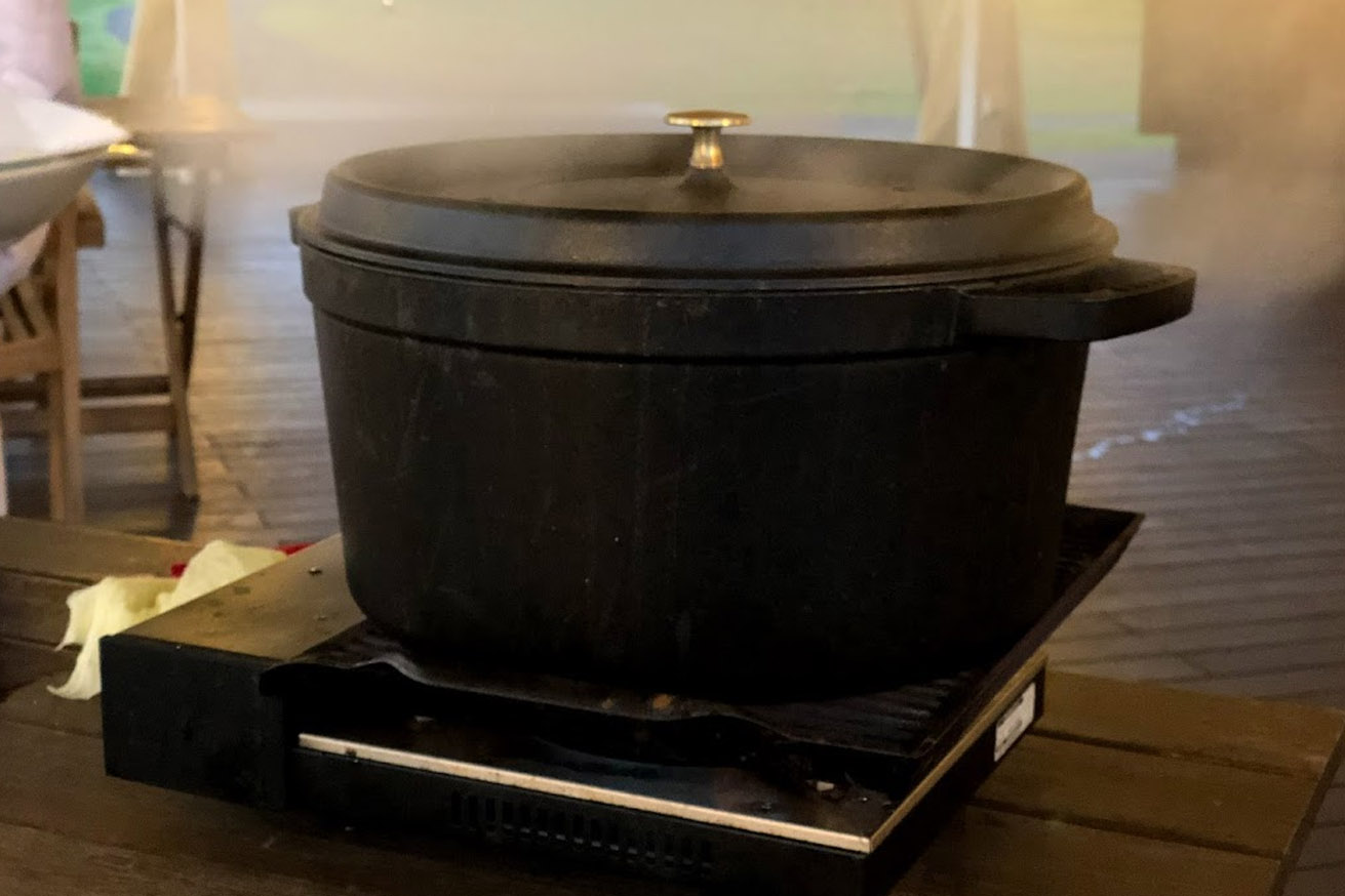 NEMU RESORT グランピングディナー　目の前でストウブ料理。豪快で楽しめます。