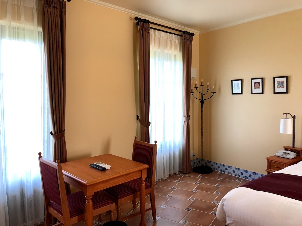 志摩地中海村　部屋　寝室　テーブルと椅子