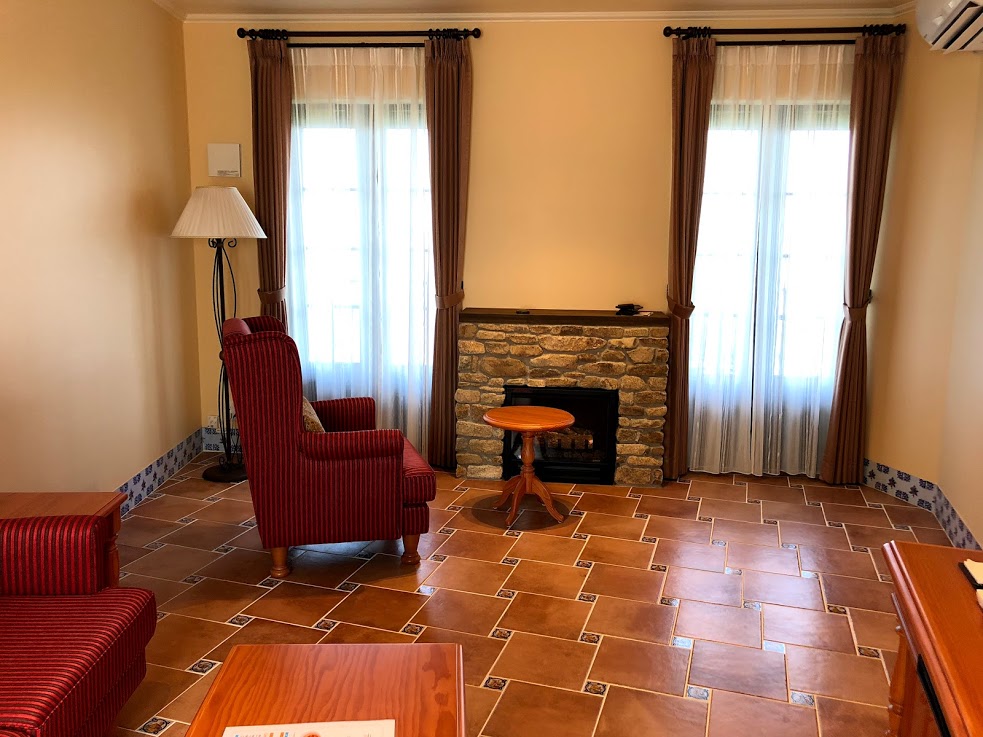 志摩地中海村　部屋　暖炉とひとり掛けのソファ