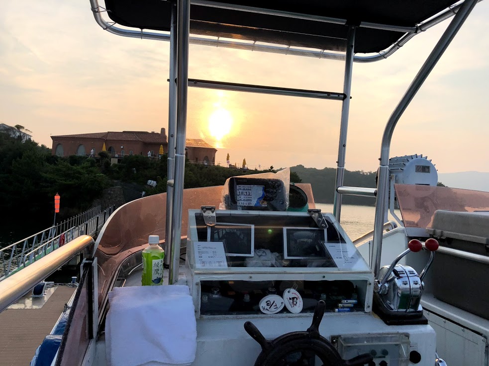 志摩地中海村　サンセットクルージング　船越しの夕日