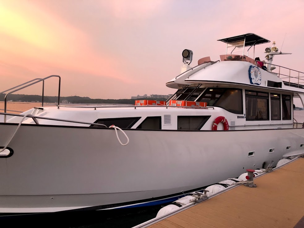 志摩地中海村　サンセットクルージング　この船で夕日を観ます