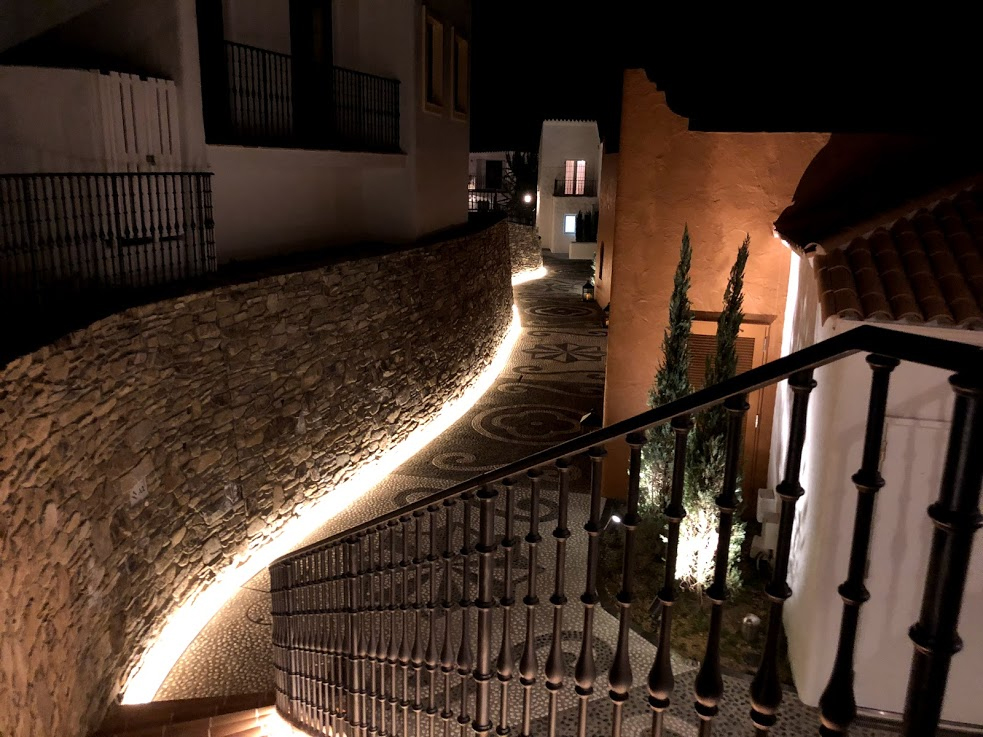 志摩地中海村　夜　通路