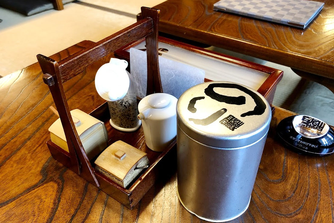 高尾山口のお蕎麦屋さん高橋家 テーブルセット